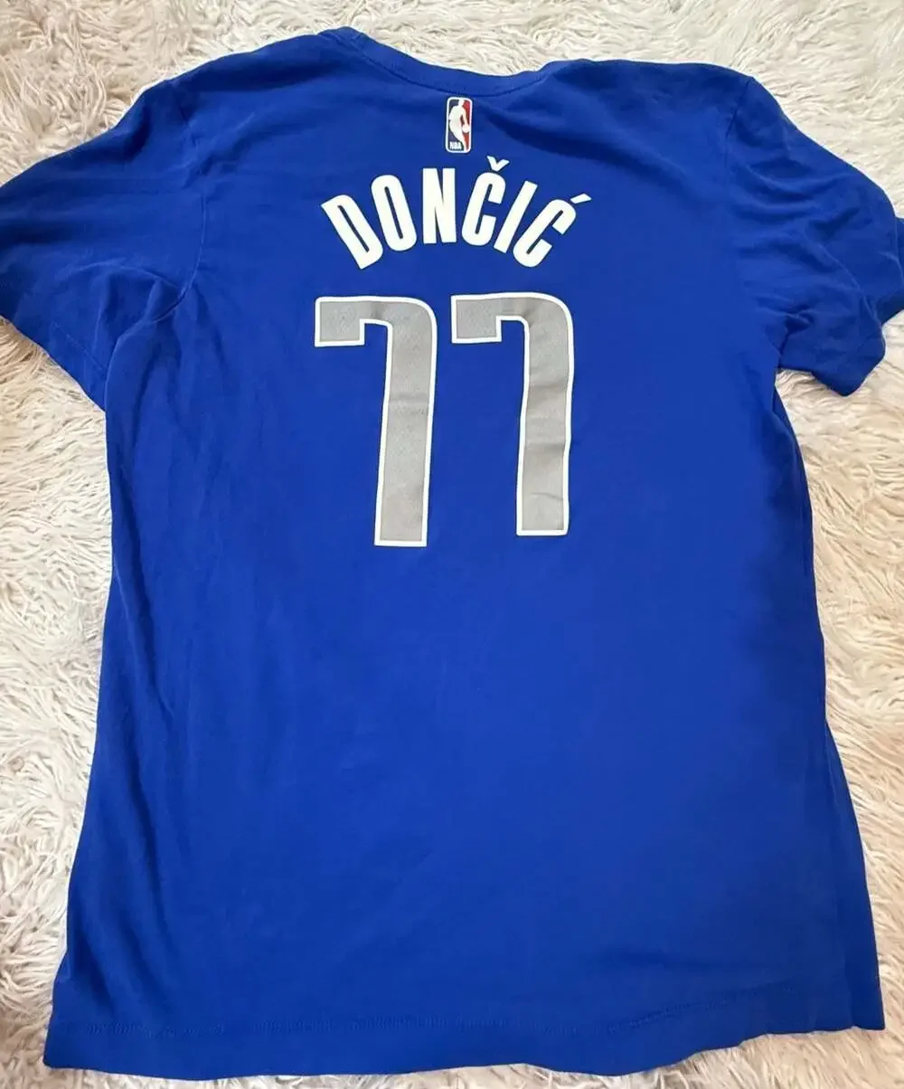 Nike Dallas Mavericks Luka Doncic 77 Dri-Fit Blue T-Shirt Men's Medium